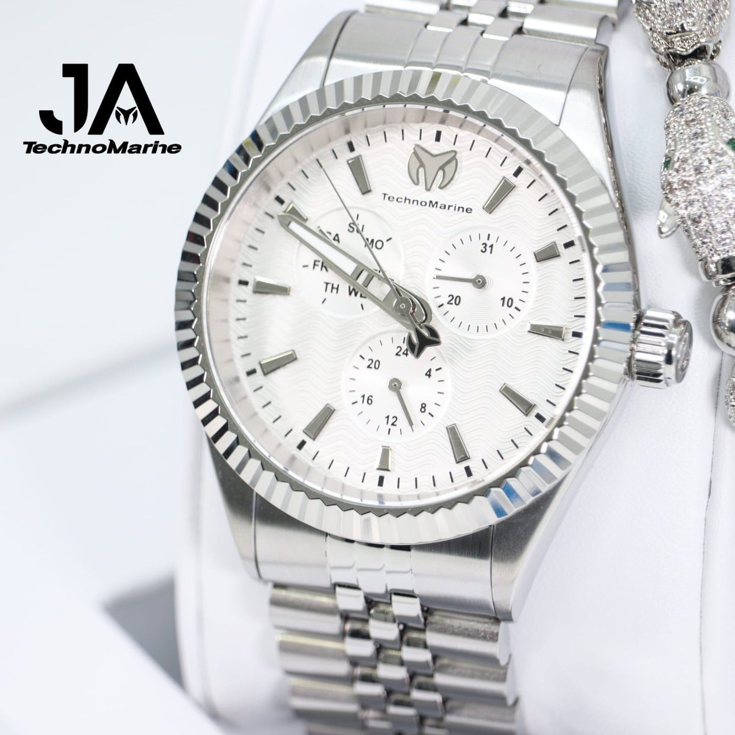 TECHNOMARINE Sea Dream Quartz Silver Dial Watch 42 mm CON Una Pulsera