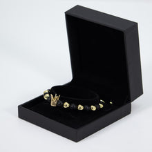 Cargar imagen en el visor de la galería, Pulsera Para Hombre Negra y Oro Con Corona
